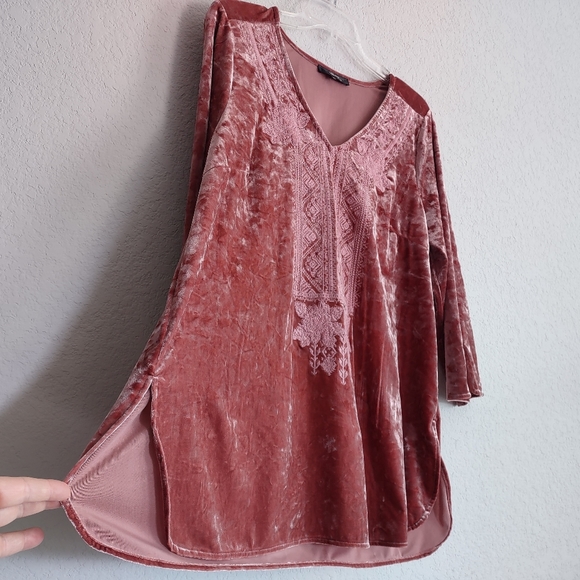 Andree by Unit Sz M Embroidery Blush pink Crushed Velvet Blouse Tunic Top NWOT - Picture 7 of 10